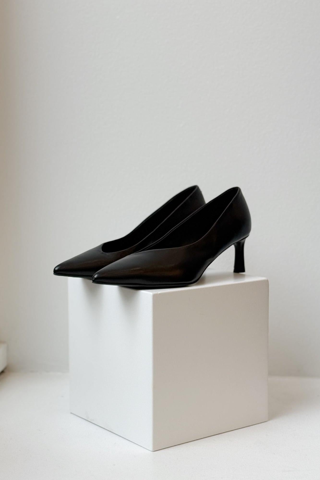 Gil Kitten Heel in Baron Nero by Halmanera-Halmanera-Idlewild