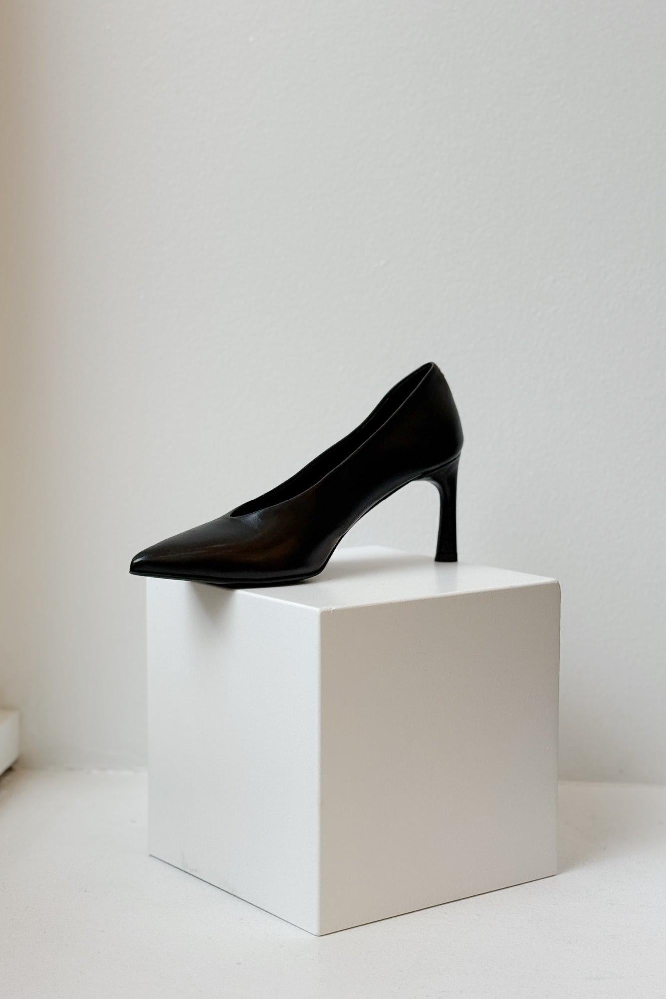 Got Scarpa Heel in Baron Nero by Halmanera-Halmanera-Idlewild