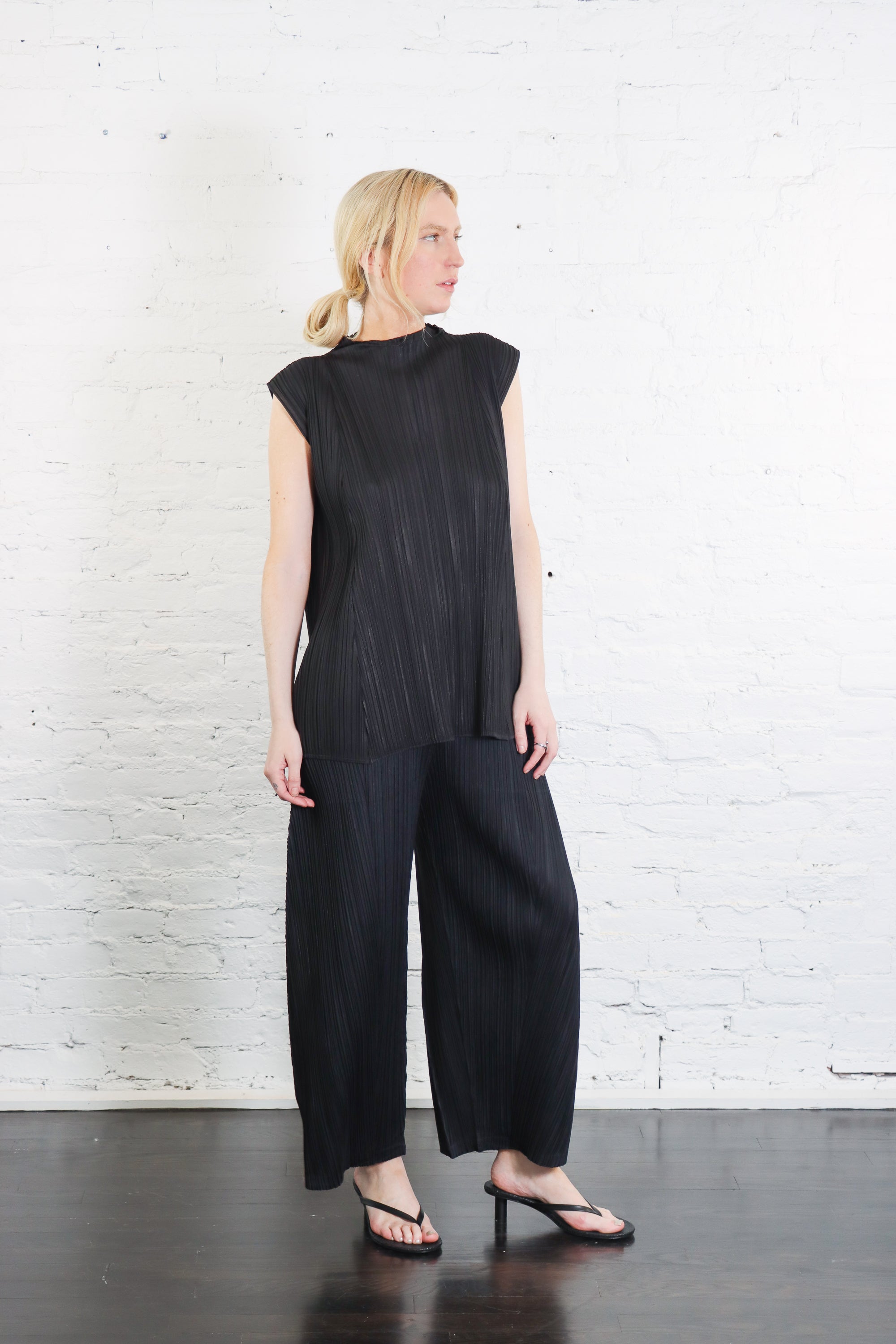 【美品】PLEATS PLEASEノースリーブ issey miyake 黒 L Pleats Please Issey Miyake ノースリーブ プリーツドレス | ブラック